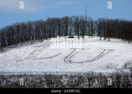 LU (Liberty University) Monogramm in Schnee auf Liberty Mountain in Lynchburg, Virginia, USA abgedeckt Stockfoto