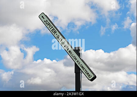 Der ignpost zu Jupiter', (Detail), outdoor Kunstwerk von Peter Liversidge. Jupiter Artland, Bonnington Haus, Wilkieston, West Lothian, Schottland, Großbritannien. Stockfoto