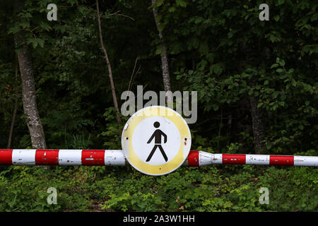 Passage ist verboten - Schild auf der Barriere Stockfoto