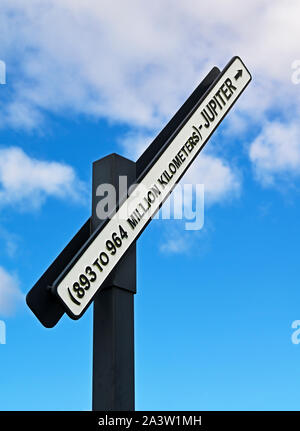 Der ignpost zu Jupiter', (Detail), outdoor Kunstwerk von Peter Liversidge. Jupiter Artland, Bonnington Haus, Wilkieston, West Lothian, Schottland, Großbritannien. Stockfoto