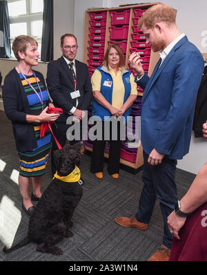 Der Herzog von Sussex trifft Barney die Therapie Hund bei einem Besuch der Nottingham Academy bei seinem Besuch in der Welt der psychischen Gesundheit Tag markieren. Stockfoto