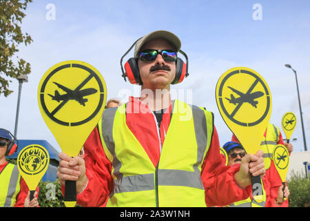 London, UK, 10. Oktober 2019. Mitglieder der Landung Besatzung durchführen, wie viele Demonstranten aus Extinctiom Rebellion außerhalb der London City Airport Gebäude Eingang sammeln, wie Sie versuchen, den Flughafen shutdown für drei Tage, als Teil einer Kampagne der Regierung zu einem Klima Notfall- und eine Verpflichtung dazu verpflichtet, dem Verlust der biologischen Vielfalt und der Net keine CO2-Emissionen bis 2025 und für die Schaffung eines Europas der Bürger, Montage auf Klima und ökologische Gerechtigkeit Credit: Amer ghazzal/Alamy Leben Nachrichten erklären zu erzwingen Stockfoto