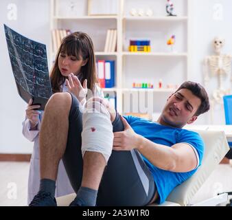 Die sports player Besuch Arzt nach Verletzungen Stockfoto