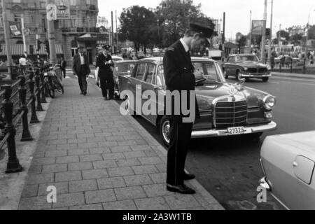 In das Sterben Stadtkasse voll werde: ein Falschparker Strafzettel Polizeibeamte wound in Amsterdam, Niederlande 1971. Stadt treasury ausgefüllt werden: Polizisten Entsorgung Parkplätze Verletzung Tickets in Amsterdam, Niederlande, 1971. Stockfoto