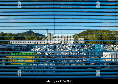 Straz pod Ralskem, Tschechische Republik. 10 Okt, 2019. Praktik System Unternehmen gestartet modernisierte Linie für die Verarbeitung von Kühlanlagen in Straz pod Ralskem, Region Liberec, Tschechische Republik, am Donnerstag, den 10. Oktober 2019. Credit: Radek Petrásek/CTK Photo/Alamy leben Nachrichten Stockfoto