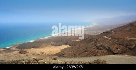 Luftaufnahme des schönen langen und breiten Cofete Strand auf der Insel Fuerteventura, Spanien. Stockfoto