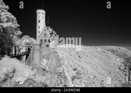 Schloss in Deutschland in Schwarz und Weiß infrarot Fotografie Stockfoto