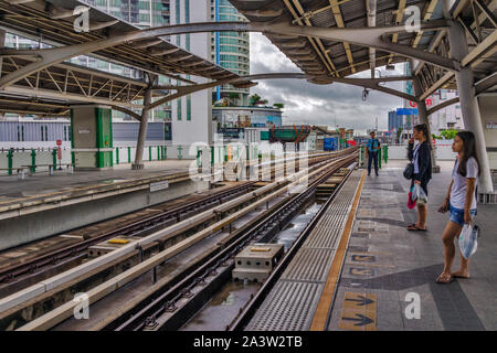 Eine Ultra-Modern Bangkok Sktrain Station (BTS Skytrain) in Bangkok, Thailand. Mass Rapid Transport von seiner besten Seite! Stockfoto