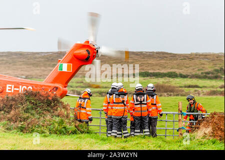 Dunmanus Bay, West Cork, Irland. 10 Okt, 2019. Rescue117 und die Küstenwache tragen dazu bei, die Gewässer von Dunmanus Bay für fehlende fisherman Kodie Healy zu suchen. Herr Healy fischen gegangen gestern Morgen, aber nicht zurückgekehrt. Heute morgen, Boot Wrack und Flares auf Carberry Insel, die in der Bucht ist gefunden worden. Credit: Andy Gibson/Alamy leben Nachrichten Stockfoto