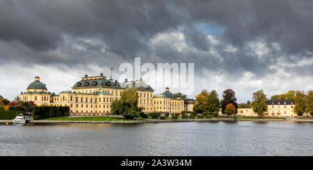 Blick von touristenboot von Drottningholm, Schwedens königliche Residenz, mit See im Herbst. Auf der Insel Lovön, Stockholm gebaut Stockfoto