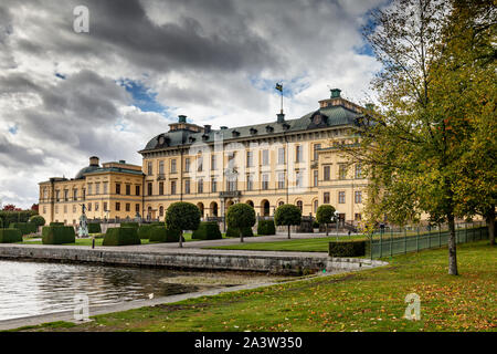 Blick auf Schloss Drottningholm, Schwedens königliche Residenz, mit See im Herbst. Auf der Insel Lovön, Stockholm gebaut Stockfoto