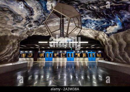 Fahrenden Zug an der Tekniska Högskolanmetro Station, Stockholmer U-Bahn (tunnelbana), Stockholm, Schweden Stockfoto