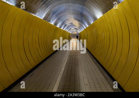 Die brunkeberg Tunnel in Norrmalm ist eine 231 Meter lange Fußgängerzone Passage verbinden Hötorget zu Stureplan entfernt. Stockholm, Schweden Stockfoto