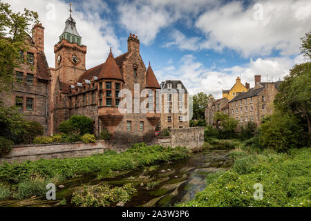 Das Wasser des Leith im Dean Village ist ein ehemaliges Dorf unmittelbar nordwestlich der Innenstadt von Edinburgh, Schottland. Stockfoto