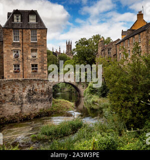 Das Wasser des Leith im Dean Village ist ein ehemaliges Dorf unmittelbar nordwestlich der Innenstadt von Edinburgh, Schottland. Stockfoto