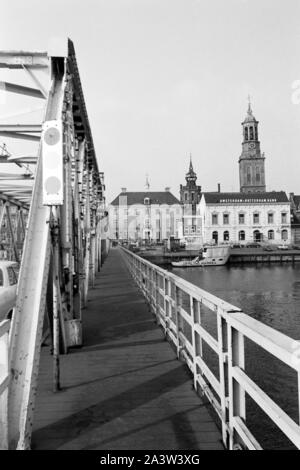 Blick von der Brücke auf den Rathausturm Stadsbrug und De Nieuwe Riss in Kampen, Niederlande 1971. Blick von Stadsbrug Brücke zum Rathaus und der neue Turm de nieuwe Toren" in Kampen, Niederlande, 1971. Stockfoto