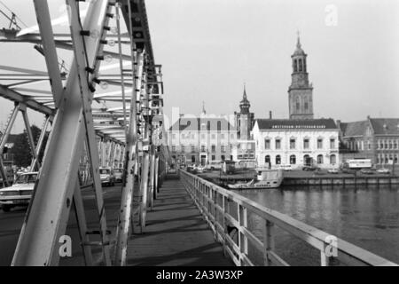 Blick von der Brücke auf den Rathausturm Stadsbrug und De Nieuwe Riss in Kampen, Niederlande 1971. Blick von Stadsbrug Brücke zum Rathaus und der neue Turm de nieuwe Toren" in Kampen, Niederlande, 1971. Stockfoto