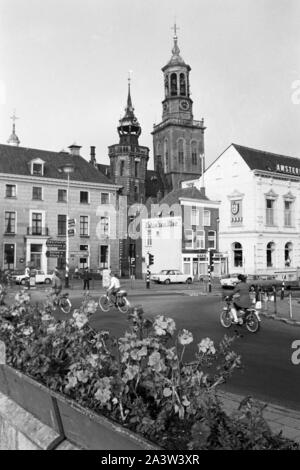 Blick von der Brücke auf den Rathausturm Stadsbrug und De Nieuwe Riss in Kampen, Niederlande 1971. Blick von Stadsbrug Brücke zum Rathaus und der neue Turm de nieuwe Toren" in Kampen, Niederlande, 1971. Stockfoto