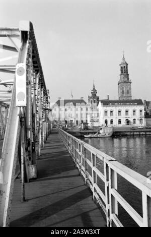 Blick von der Brücke auf den Rathausturm Stadsbrug und De Nieuwe Riss in Kampen, Niederlande 1971. Blick von Stadsbrug Brücke zum Rathaus und der neue Turm de nieuwe Toren" in Kampen, Niederlande, 1971. Stockfoto