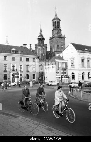 Blick von der Brücke auf den Rathausturm Stadsbrug und De Nieuwe Riss in Kampen, Niederlande 1971. Blick von Stadsbrug Brücke zum Rathaus und der neue Turm de nieuwe Toren" in Kampen, Niederlande, 1971. Stockfoto