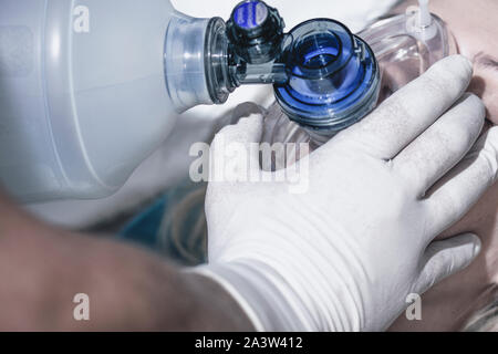 Arzt Erste Hilfe Maßnahmen mit Atemschutzgerät, künstliche Lunge Belüftung, Erste Hilfe Maßnahmen Stockfoto