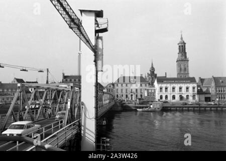 Blick von der Brücke auf den Rathausturm Stadsbrug und De Nieuwe Riss in Kampen, Niederlande 1971. Blick von Stadsbrug Brücke zum Rathaus und der neue Turm de nieuwe Toren" in Kampen, Niederlande, 1971. Stockfoto