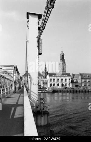 Blick von der Brücke auf den Rathausturm Stadsbrug und De Nieuwe Riss in Kampen, Niederlande 1971. Blick von Stadsbrug Brücke zum Rathaus und der neue Turm de nieuwe Toren" in Kampen, Niederlande, 1971. Stockfoto