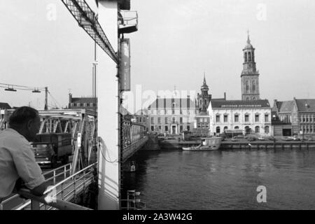 Blick von der Brücke auf den Rathausturm Stadsbrug und De Nieuwe Riss in Kampen, Niederlande 1971. Blick von Stadsbrug Brücke zum Rathaus und der neue Turm de nieuwe Toren" in Kampen, Niederlande, 1971. Stockfoto