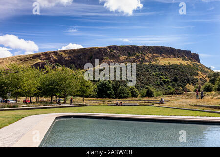 Blick auf Salisbury Crags, Holyrood Park aus dem Schottischen Parlament Gebäude, die Heimat des schottischen Parlaments in Holyrood, Edinburgh Stockfoto