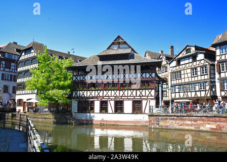 Straßburg (nord-östlichen Frankreich): "La Petite France" Altstadt. Überblick über die Ill und das Fachwerk "Maison Les" (Tanner' Stockfoto