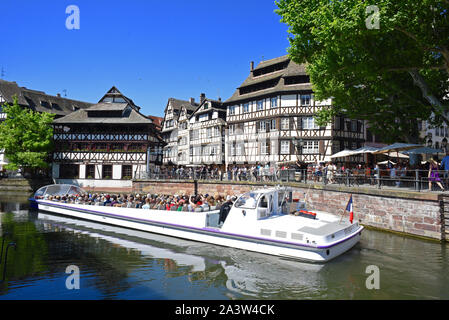 Straßburg (nord-östlichen Frankreich): "La Petite France" Altstadt. Touristische Bootsfahrt auf der Ill. Im Hintergrund, die "Maison Les" (T Stockfoto