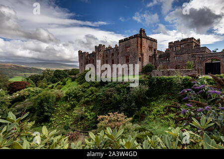 Muncaster Castle ist eine in Privatbesitz befindliche Schloss mit Blick auf die Esk River, etwa eine Meile östlich des Westens - Küstenstadt Ravenglass in Cumbria, England. Stockfoto