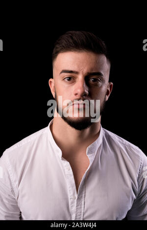 Closeup Portrait von einem gutaussehenden Mann. Bärtig, starken Blickkontakt. Stockfoto