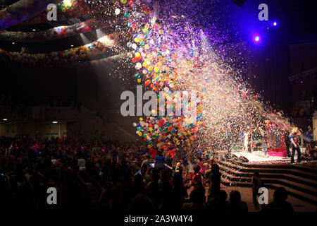 Hunderte von Ballons und Konfetti wurden beim Finale der Vacation Bible School im TRBC in Lynchburg, VA, USA geworfen Stockfoto