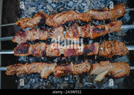 Fleisch - Kebab am Spieß und Grill Gitter. Ansicht von oben, close-up Stockfoto