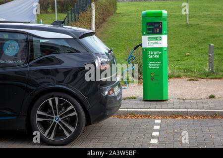 BMW i3 an eine Ladestation für Elektroautos auf Marc-Chagall-Straße, Düsseldorf, Nordrhein-Westfalen, Deutschland. BMW i3 Ein einer E-Tankstelle/Kop Stockfoto