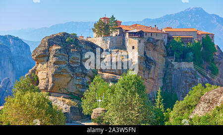 Panoramablick auf das Kloster Varlaam oben auf der Klippe in Meteora am Morgen, Griechenland - griechische Landschaft Stockfoto