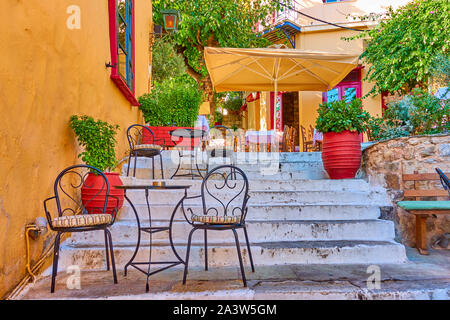 Charmante Street Cafe auf der Treppe im Stadtteil Plaka in Athen, Griechenland Stockfoto