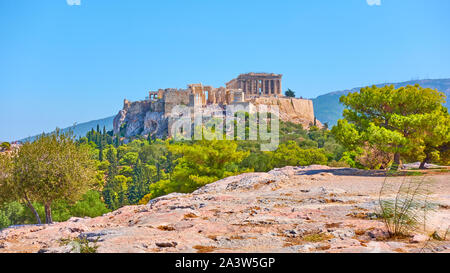 Panoramablick auf die Akropolis in Athen Fron der Hügel von den Nymphen auf Sommer sonnigen Tag, Griechenland - griechische Landschaft Stockfoto