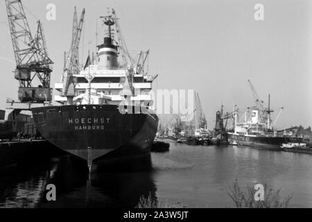 Semicontainerschiff 'Hoechst' aus Hamburg im Hafen von Rotterdam, Niederlande 1971. Halb Containerschiff "Hoechst" aus Hamburg am Hafen Rotterdam, die Niederlande 1971. Stockfoto