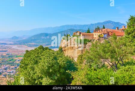 Das Kloster von St. Stephan auf dem Felsen in Meteora und Thessalien Tal, Kalambaka, Griechenland - griechische Landschaft Stockfoto