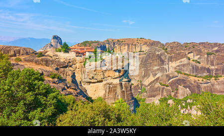 Felsen von Meteora und das Kloster der Heiligen Dreifaltigkeit, Griechenland - griechische Landschaft Stockfoto