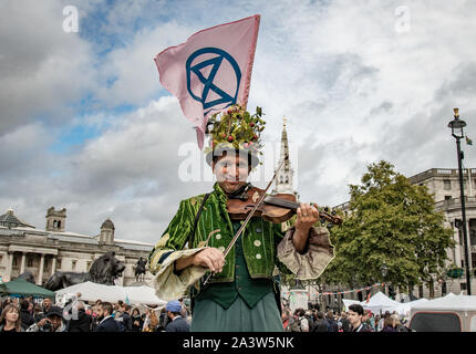 Umweltaktivisten vor dem Aussterben Rebellion Protest in London am 08. Oktober 2019 in London, England. . Die demonstranten Plan zur Blockade der London gehen Stockfoto