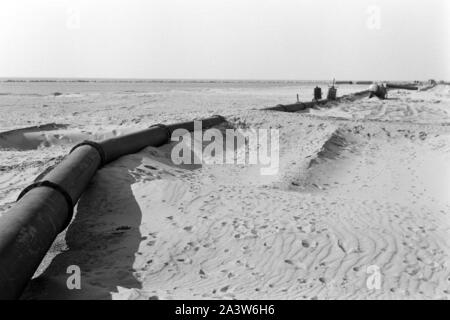 Landgewinnung durch Aufschüttung von Erde im Küstengebiet von Rotterdam, Niederlande 1971. Die Landgewinnung durch Erde Kaution an der Rotterdam Küstenregion, die Niederlande 1971. Stockfoto