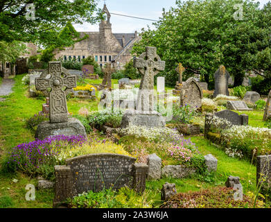 Blume Friedhof gepflanzt Bestäuber wie Bienen und Schmetterlinge in St. Michael Pfarrkirche Dundry Dorf in der Nähe von Bristol in Somerset UK zu gewinnen Stockfoto