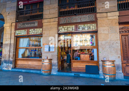 16/09-19, Bilbao, Spanien. Die Außenseite des Restaurant Victor auf der Plaza Nueva. Stockfoto