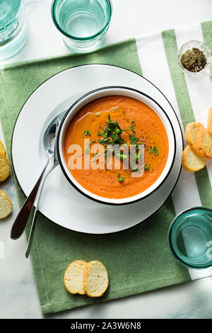 Cremesuppe von roten Linsen mit Tomaten auf dem Tisch. gesund vegan Erwärmung Essen für die ganze Familie. Stockfoto