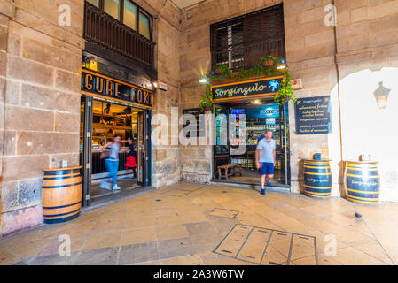 16/09-19, Bilbao, Spanien. Das Äußere der beiden Pintxos Bars und Gure-Toki Sorgingulo auf der Plaza Nueva. Stockfoto