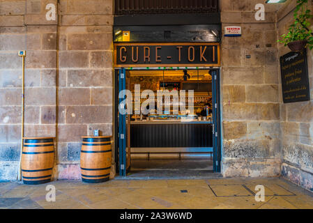 16/09-19, Bilbao, Spanien. Das Äußere des Pintxos bar Gure-Toki auf der Plaza Nueva. Stockfoto