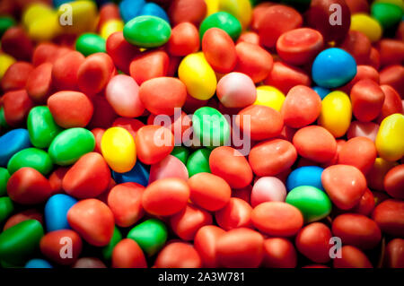 Nahaufnahme von einem Haufen von bunten Bonbons Stockfoto